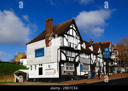 YE Olde Chequers Inn e altri edifici storici in legno incorniciato, castello sullo sfondo, High Street, Tonbridge, Kent, Inghilterra Foto Stock