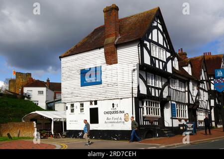 YE Olde Chequers Inn e altri edifici storici in legno incorniciato, castello sullo sfondo, High Street, Tonbridge, Kent, Inghilterra Foto Stock