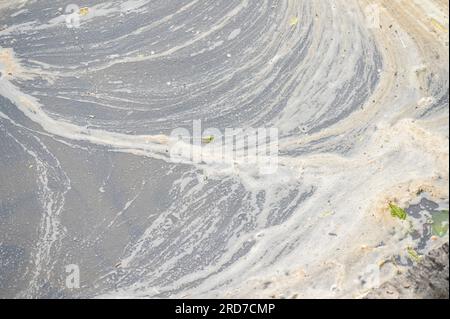 Scum sulle acque del fiume Teifi a Newcastle Emlyn, Carmarthenshire, Galles, Regno Unito Foto Stock