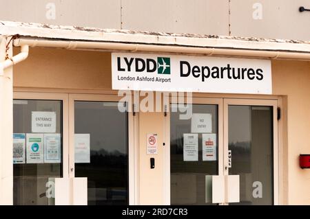 Cartello partenze all'ingresso dell'aeroporto di Lydd, Lydd, Kent, Inghilterra Foto Stock