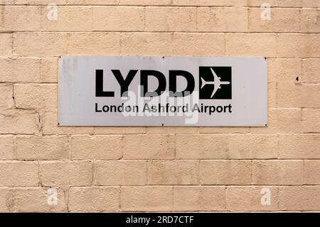 Lydd Airport Sign on the Wall, Lydd, Kent, Inghilterra Foto Stock