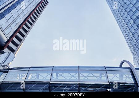 Le finestre dei grattacieli con una transizione trasparente, contro il cielo. Strutture in metallo con finestre di un alto edificio da vicino. Foto di alta qualità Foto Stock