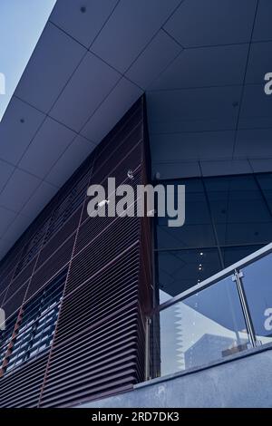 Concetto di sicurezza. Riconoscimento facciale. Programma di ricerca criminale. Sistema di sicurezza di una telecamera di videosorveglianza alla fine dell'edificio. Telecamere di sorveglianza su sfondo scuro. Foto di alta qualità Foto Stock