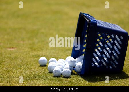 Vista generale di un cesto con palle da golf sul green durante una partita di allenamento davanti all'Open al Royal Liverpool, Wirral. Data foto: Mercoledì 19 luglio 2023. Foto Stock