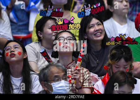 Fukuoka, Giappone. 19 luglio 2023. I tifosi tifosi tirendono durante la finale femminile di piattaforma di 10 m dei Campionati mondiali di acquari 2023 a Fukuoka, Giappone, 19 luglio 2023. Crediti: Xu Chang/Xinhua/Alamy Live News Foto Stock