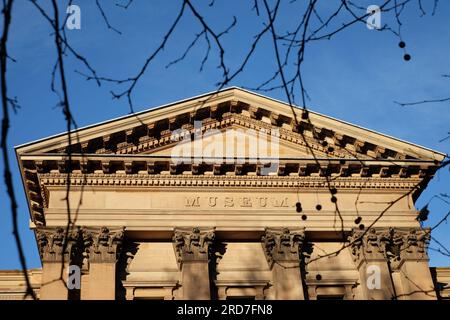 Una vista del timpano, della trabeatura e del fregio in stile revival greco dell'Australian Museum, che presenta il Word MUSEUM in altorilievo, tutto in Sydney Sandstone Foto Stock