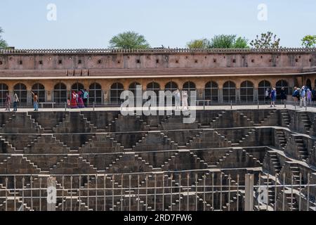 Abhaneri, India, 13 aprile 2023. Una foto grandangolare dei turisti che visitano il pozzo Chand Baori ad Abhaneri, India, a circa 90 km da Jaipur. Foto Stock