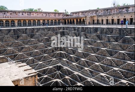 Abhaneri, India, 13 aprile 2023. Una foto grandangolare del pozzo Chand Baori ad Abhaneri, in India, a circa 90 km da Jaipur. Foto Stock