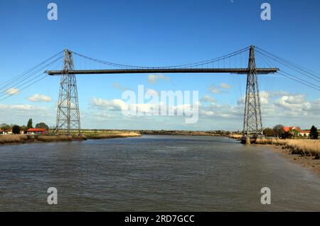 Il ponte trasportatore di Rochefort, o ponte trasportatore di Martrou sopra la Charente. L'ultimo ponte dei trasporti in Francia. Rochefort, Charente Maritime, Francia Foto Stock