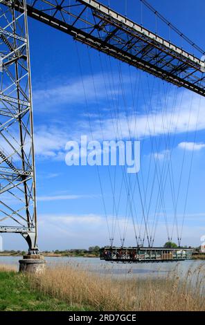 Il ponte trasportatore di Rochefort, o ponte trasportatore di Martrou sopra la Charente. L'ultimo ponte dei trasporti in Francia. Rochefort, Charente Maritime, Francia Foto Stock