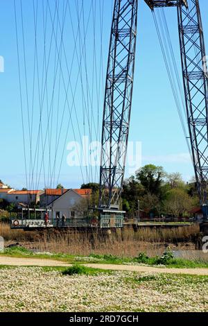 Il ponte trasportatore di Rochefort, o ponte trasportatore di Martrou sopra la Charente. L'ultimo ponte dei trasporti in Francia. Rochefort, Charente Maritime, Francia Foto Stock