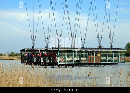 Il ponte trasportatore di Rochefort, o ponte trasportatore di Martrou sopra la Charente. L'ultimo ponte dei trasporti in Francia. Rochefort, Charente Maritime, Francia Foto Stock