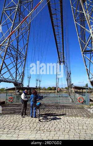 Il ponte trasportatore di Rochefort, o ponte trasportatore di Martrou sopra la Charente. L'ultimo ponte dei trasporti in Francia. Rochefort, Charente Maritime, Francia Foto Stock