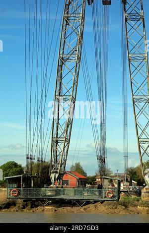 Il ponte trasportatore di Rochefort, o ponte trasportatore di Martrou sopra la Charente. L'ultimo ponte dei trasporti in Francia. Rochefort, Charente Maritime, Francia Foto Stock