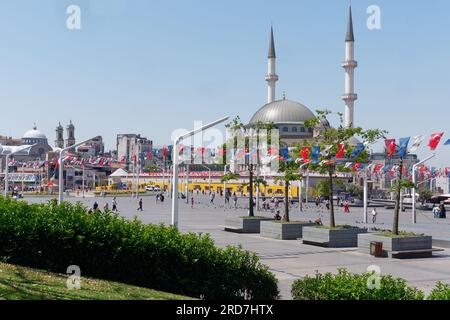 Piazza Taksim criss attraversata da bunting e Moschea Taksim in una mattina estiva a Istanbul, Turchia Foto Stock