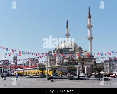 Piazza Taksim criss attraversata da bunting e Moschea Taksim in una mattina estiva a Istanbul, Turchia Foto Stock