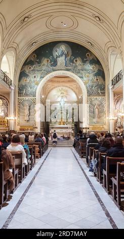 Parigi, Francia - 11 marzo 2023: Vista dell'interno della Cappella della Madonna della Medaglia Miracolosa, un santuario pontificio mariano situato in Foto Stock