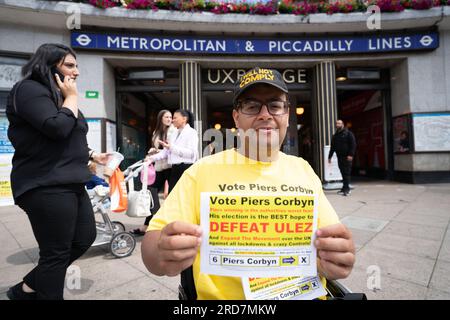 Peter Smorthit sta conducendo una campagna a nome di Piers Corbyn, che domani si candida alle elezioni suppletive di Uxbridge. Data foto: Mercoledì 19 luglio 2023. Foto Stock