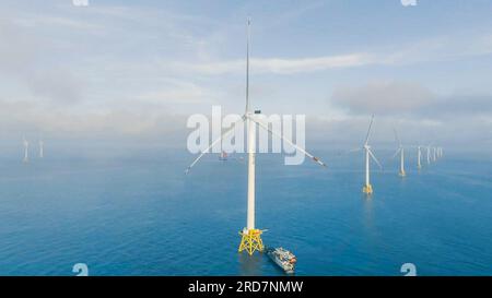 (230719) -- FUZHOU, 19 luglio 2023 (Xinhua) -- questa foto aerea scattata il 19 luglio 2023 mostra una turbina eolica da 16 megawatt presso il parco eolico offshore del Fujian gestito dalla China Three Gorges Corporation al largo della costa della provincia del Fujian della Cina sudorientale. La prima turbina eolica offshore da 16 megawatt al mondo al largo della costa della provincia di Fujian è stata collegata con successo alla rete e ha iniziato a generare elettricità mercoledì. La turbina eolica ha la più grande capacità di generazione a singola unità tra tutte le turbine in funzione in tutto il mondo, ha affermato la società. Le pale della turbina sono lunghe 123 metri ciascuna e. Foto Stock