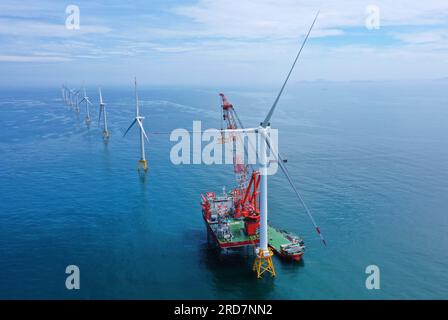 (230719) -- FUZHOU, 19 luglio 2023 (Xinhua) -- questa foto aerea scattata il 28 giugno 2023 mostra una turbina eolica da 16 megawatt installata nel parco eolico offshore del Fujian gestito dalla China Three Gorges Corporation al largo della costa della provincia del Fujian della Cina sudorientale. La prima turbina eolica offshore da 16 megawatt al mondo al largo della costa della provincia di Fujian è stata collegata con successo alla rete e ha iniziato a generare elettricità mercoledì. La turbina eolica ha la più grande capacità di generazione a singola unità tra tutte le turbine in funzione in tutto il mondo, ha affermato la società. Le pale della turbina sono ciascuna di 123 metri Foto Stock