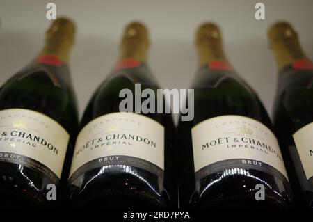 Bottiglie di champagne Moët & Chandon Impérial Brut disposte su uno scaffale con vista ravvicinata Foto Stock