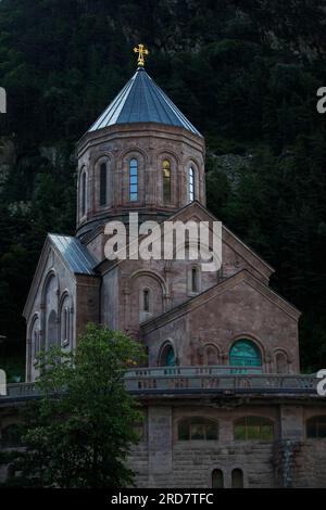 Chiesa ortodossa sullo sfondo delle montagne della Georgia. Foto Stock