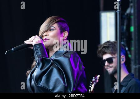 La cantante britannica Gabrielle si esibisce all'Eden Sessions in Cornovaglia. Foto Stock