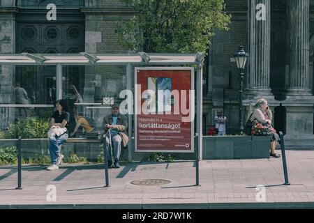 4 maggio 2023, Budapest, Ungheria: Un senzatetto visto seduto alla stazione del tram e implorato per soldi. In Ungheria, soprattutto a Budapest, si è diffusa una preoccupazione per i senzatetto. A causa dell'elevata inflazione, la città ha visto un aumento del numero di persone che vivono nelle strade. Fattori come la povertà, la disoccupazione, problemi di salute mentale e la mancanza di alloggi a prezzi accessibili contribuiscono al problema. Il governo ungherese e le autorità locali hanno attuato varie misure per affrontare i senzatetto. Questi includono la fornitura di rifugi di emergenza, servizi sociali e programmi Foto Stock