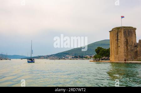 Il Castello di Kamerlengo del XV secolo, chiamato anche Kastel Kamerlengo, si affaccia sull'area portuale della storica città costiera di Traù in Croazia Foto Stock