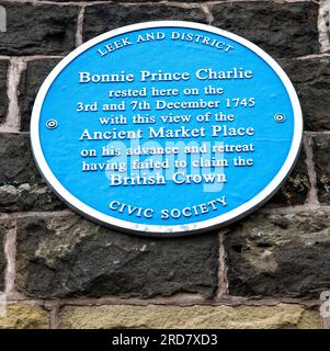 Targa blu della Leek and District Civic Society che commemora Bonnie Prince Charlie a Church Street, Leek, Staffordshire, Inghilterra, Regno Unito Foto Stock