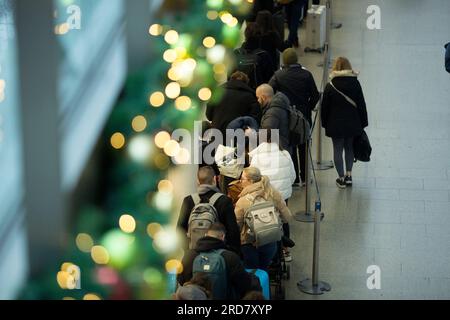 Coda dei passeggeri alla stazione di St Pancras a Londra. Foto Stock