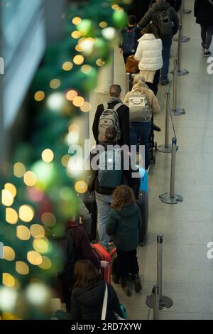 Coda dei passeggeri alla stazione di St Pancras a Londra. Foto Stock