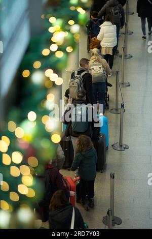 Coda dei passeggeri alla stazione di St Pancras a Londra. Foto Stock