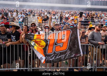 Loudon, New Hampshire, USA. 17 luglio 2023. Martin Truex Jr (19), pilota della NASCAR Cup, festeggia la sua vittoria per il Crayon 301 al New Hampshire Motor Speedway di Loudon NH. (Immagine di credito: © Walter G. Arce Sr./ZUMA Press Wire) SOLO USO EDITORIALE! Non per USO commerciale! Foto Stock