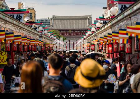 TOKYO, GIAPPONE - 18 LUGLIO 2023: Grande folla di persone intorno alla via Nakamise-dori e al tempio Sensoji nella zona di Asakusa a Tokyo Foto Stock