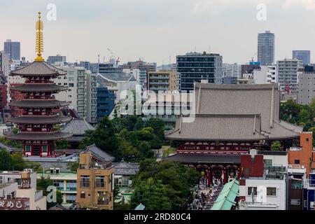 TOKYO, GIAPPONE - 18 LUGLIO 2023: Vista della folla intorno al tempio senso-ji nella zona di Asakusa a Tokyo Foto Stock