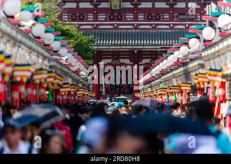 I turisti e la gente del posto si affollano in Nakamise Dori Street e nel tempio Sensoji a Tokyo, in Giappone Foto Stock