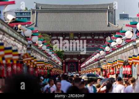 I turisti e la gente del posto si affollano in Nakamise Dori Street e nel tempio Sensoji a Tokyo, in Giappone Foto Stock