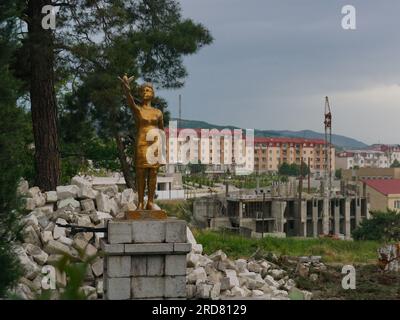 Stepanakert, Azerbaigian. 11 giugno 2019. Una statua vista di fronte ad un cantiere a Stepanakert, Nagorno-Karabakh. Il paese indipendente de facto non riconosciuto nel Caucaso meridionale, il Nagorno-Karabakh (noto anche come Artsakh) è stato nella più lunga disputa territoriale tra Azerbaigian e Armenia nell'Eurasia post-sovietica dal crollo dell'Unione Sovietica. È popolata principalmente da etnia armena. (Foto di Jasmine Leung/SOPA Images/Sipa USA) credito: SIPA USA/Alamy Live News Foto Stock