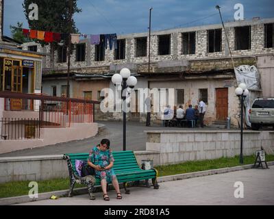 Stepanakert, Azerbaigian. 11 giugno 2019. La gente del posto è stata vista fuori dalla Artsakh State University a Stepanakert, Nagorno-Karabakh. Il paese indipendente de facto non riconosciuto nel Caucaso meridionale, il Nagorno-Karabakh (noto anche come Artsakh) è stato nella più lunga disputa territoriale tra Azerbaigian e Armenia nell'Eurasia post-sovietica dal crollo dell'Unione Sovietica. È popolata principalmente da etnia armena. (Foto di Jasmine Leung/SOPA Images/Sipa USA) credito: SIPA USA/Alamy Live News Foto Stock