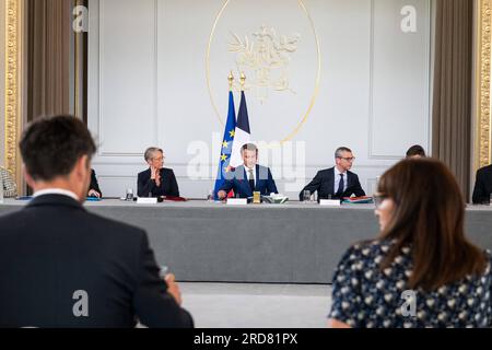 Parigi, Francia, 19/07/2023, Parigi, Francia. 19 luglio 2023. Il primo ministro francese Elisabeth Borne, il presidente francese Emmanuel Macron, il segretario generale del palazzo Elysee Alexis Kohler, che partecipa alla riunione del Consiglio olimpico e paralimpico per l'Olimpiade di Parigi 2024 all'Elysee Palace di Parigi, in Francia, il 19 luglio 2023. Foto di Jeanne Accorsini/Pool/ABACAPRESS.COM credito: Abaca Press/Alamy Live News Foto Stock