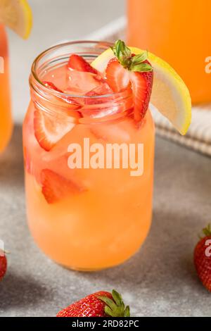 Limonata di fragole rinfrescante con ghiaccio in un bicchiere Foto Stock