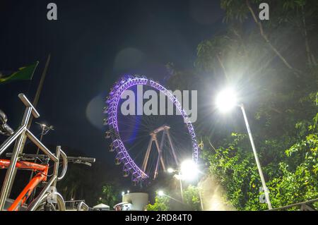 Balneário Camboriú-SC, brasile, 17 luglio 2023, ruota panoramica della città di notte, una delle principali attrazioni turistiche della città vista di notte. Foto Stock