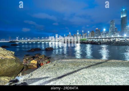 Balneário Camboriú-SC, brasile, 17 luglio 2023, intera città con edifici e oceano in vista, sagoma della città. Foto Stock