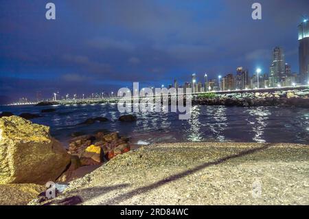 Balneário Camboriú-SC, brasile, 17 luglio 2023, intera città con edifici e oceano in vista, sagoma della città. Foto Stock