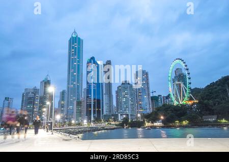 Balneário Camboriú-SC, brasile, 17 luglio 2023, ruota panoramica della città di notte, una delle principali attrazioni turistiche della città vista di notte. Foto Stock