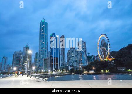 Balneário Camboriú-SC, brasile, 17 luglio 2023, ruota panoramica della città di notte, una delle principali attrazioni turistiche della città vista di notte. Foto Stock