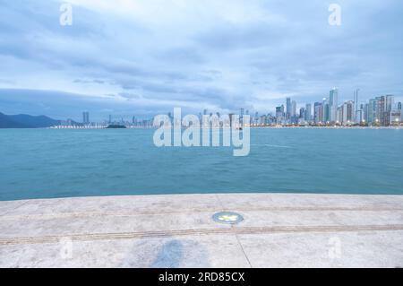 Balneário Camboriú-SC, brasile, 17 luglio 2023, intera città con edifici e oceano in vista, sagoma della città. Foto Stock