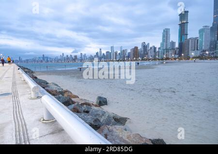 Balneário Camboriú-SC, brasile, 17 luglio 2023, intera città con edifici e oceano in vista, sagoma della città. Foto Stock