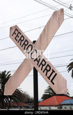 Segnale indicante il passaggio della ferrovia Foto Stock